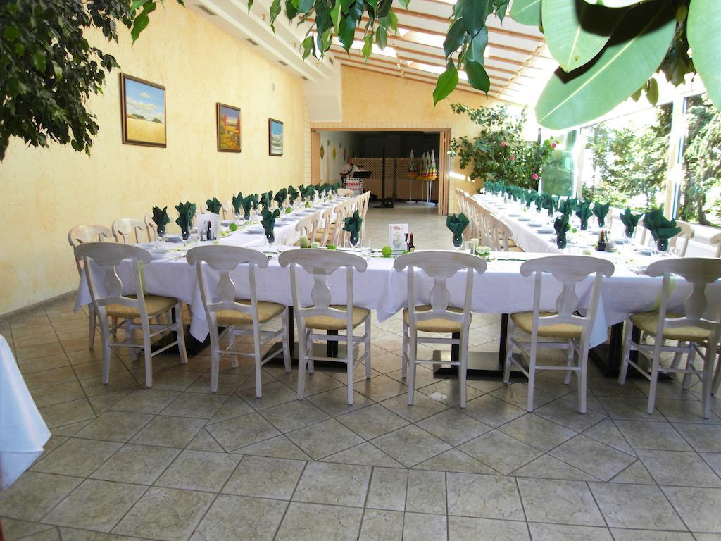 Weinhotel Kirchenwirt Gols Exterior photo